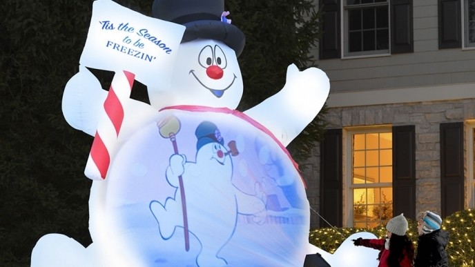 This Giant Frosty the Snowman Christmas Inflatable Is Insane! 